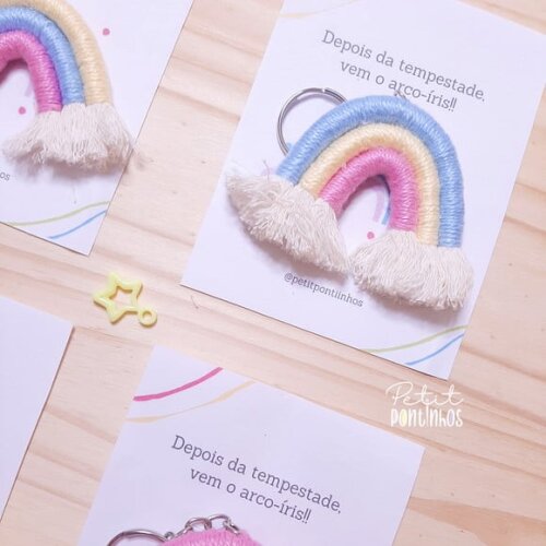 Lembrancinha Arco-íris Chaveiro Macramê