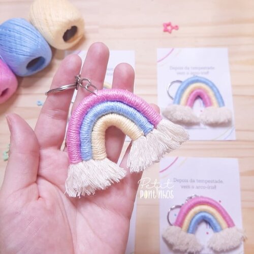 Lembrancinha Arco-íris Chaveiro Macramê
