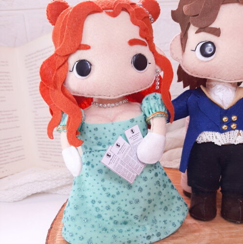 Penélope e Colin Casal Bridgerton em Feltro 20cm (2 Peças)