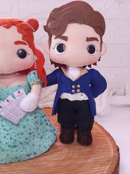 Penélope e Colin Casal Bridgerton em Feltro 20cm (2 Peças)