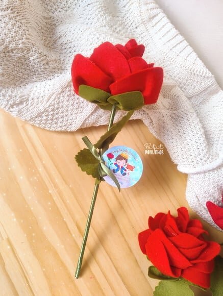 Rosa em Feltro Pequeno Príncipe no Palito com Tag Personaliz
