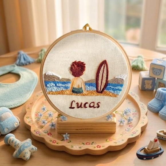 Porta Maternidade Menino Surfista Bordado Personalizado 🌊🏄?