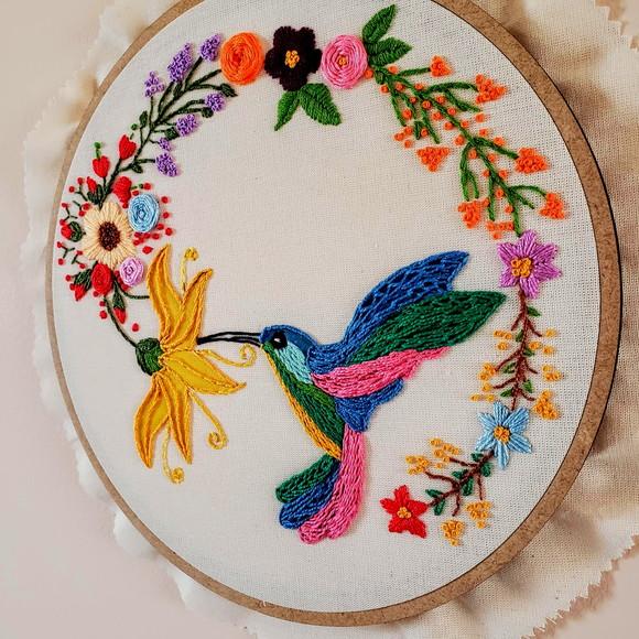 Quadro Bastidor Bordado à mão Beija-flor