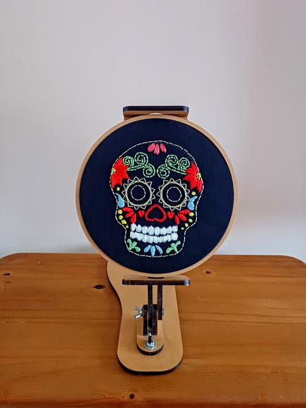 Quadro Bastidor Bordado à mão Caveira Mexicana La Catrina
