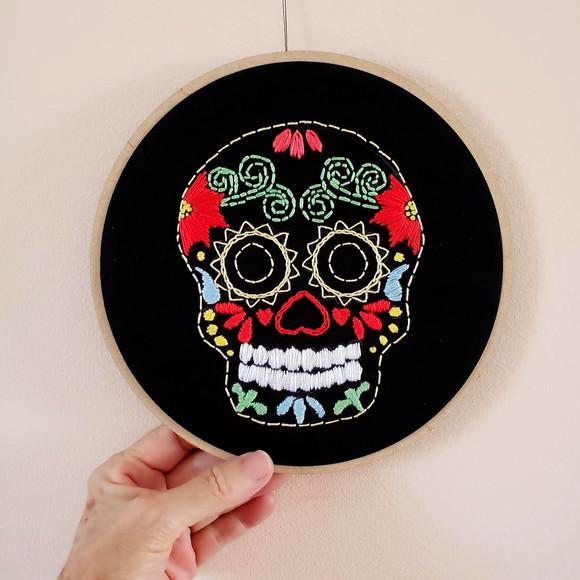 Quadro Bastidor Bordado à mão Caveira Mexicana La Catrina