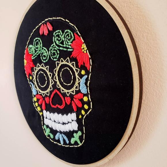 Quadro Bastidor Bordado à mão Caveira Mexicana La Catrina