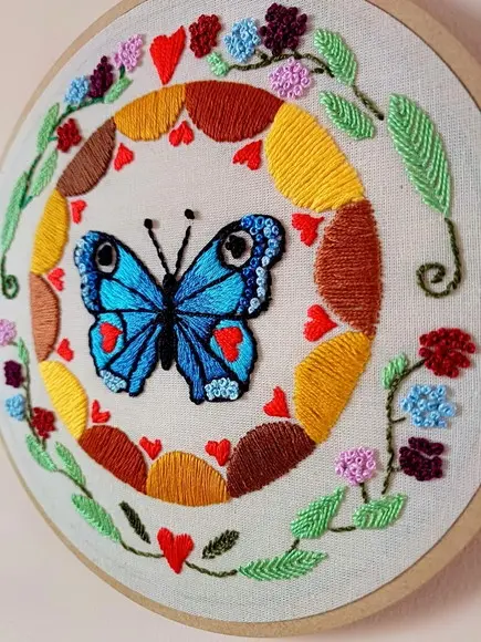 Quadro Mandala Borboleta Azul Bordada - Renovação e Energia ???