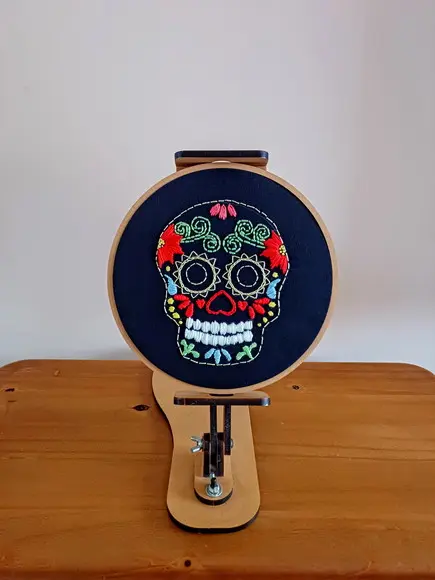 Quadro Bastidor Bordado à mão Caveira Mexicana La Catrina