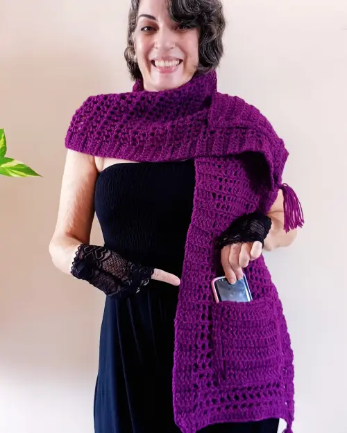 Cachecol Feminino com Bolsos em Crochê Púrpura