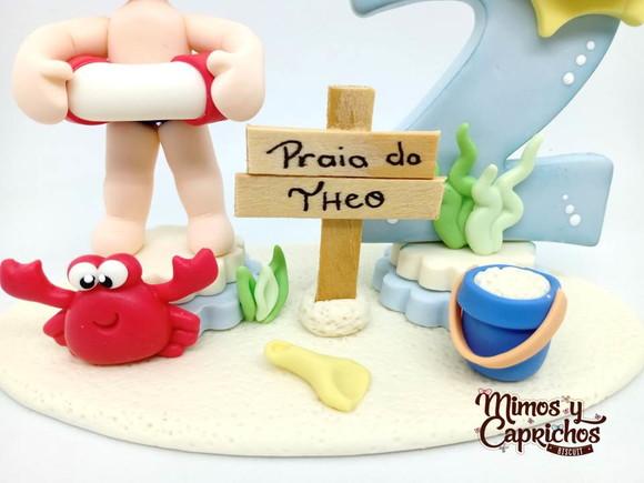 Topinho menino na praia