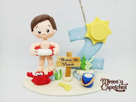 Topinho menino na praia