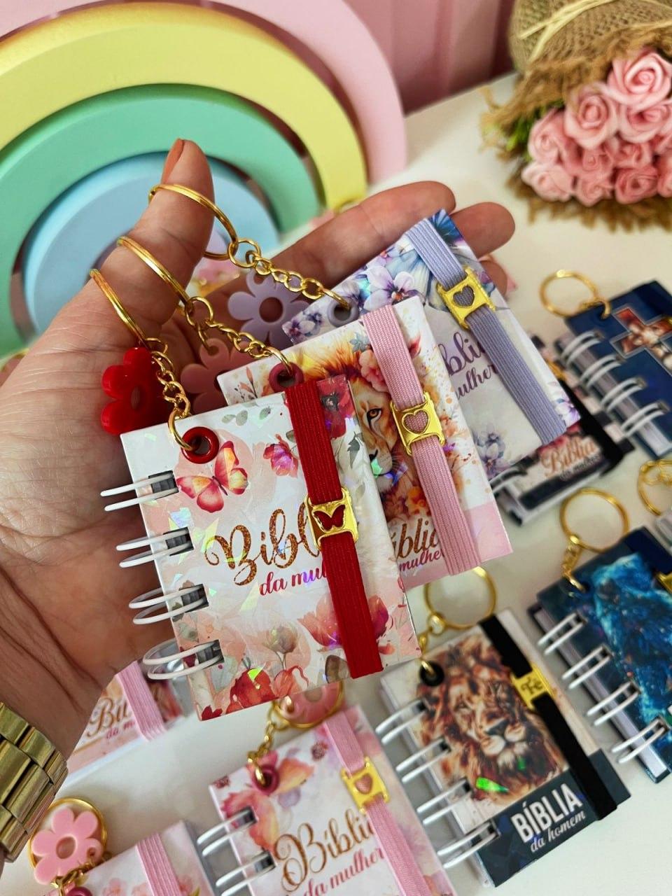 Arquivo mini bíblia chaveiro da mulher