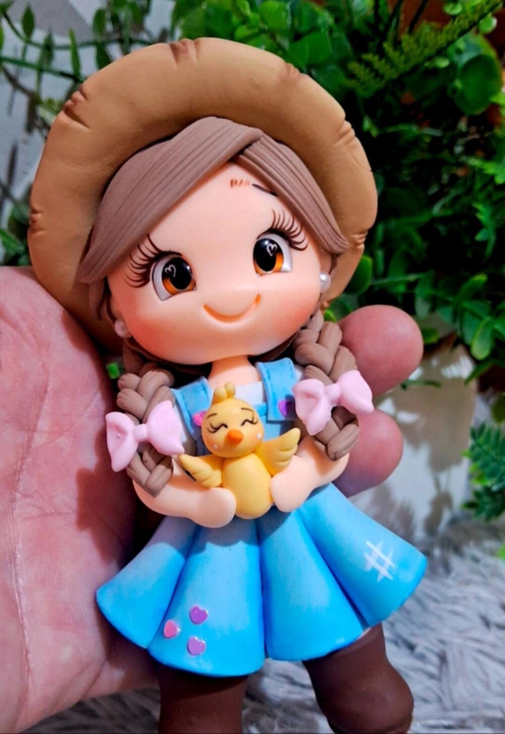 Aplique fazendinha em biscuit- menina com pintinho