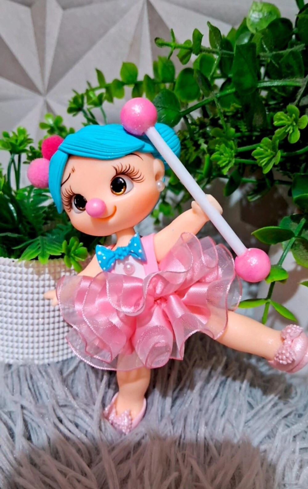 Aplique circo rosa em biscuit- Menina malabarista