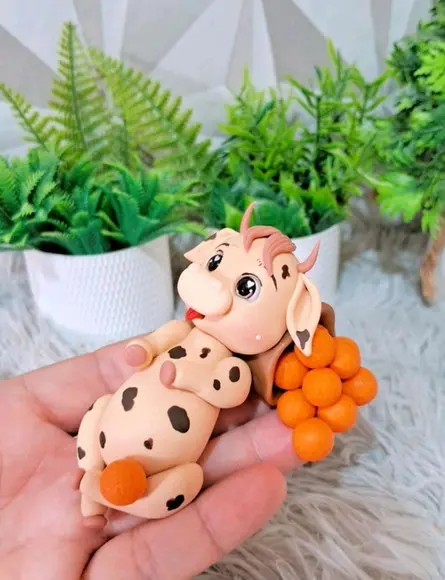 Vaquinha Deitada no Saco de Laranjas em Biscuit