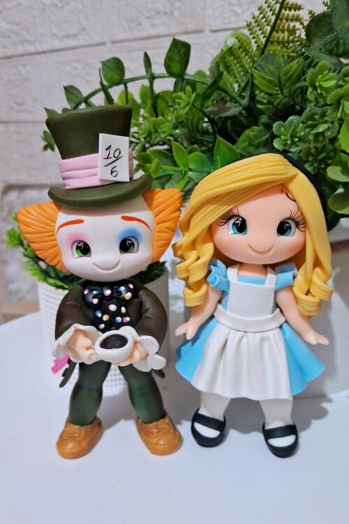 Apliques Alice no país das maravilhas em biscuit (Alice e Chapeleiro Maluco)