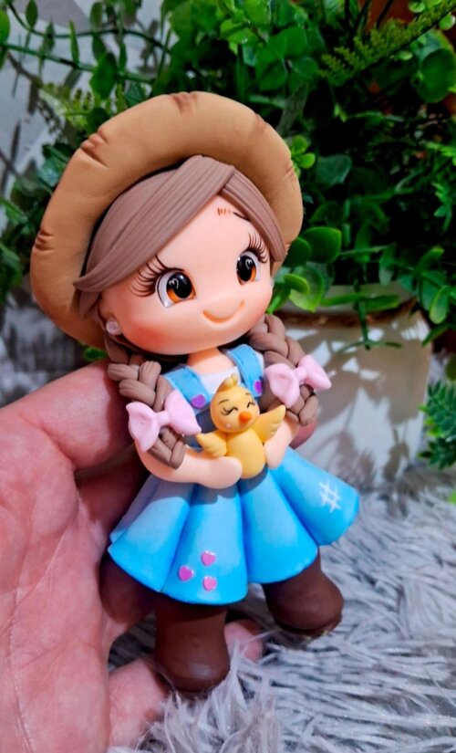 Aplique fazendinha em biscuit- menina com pintinho