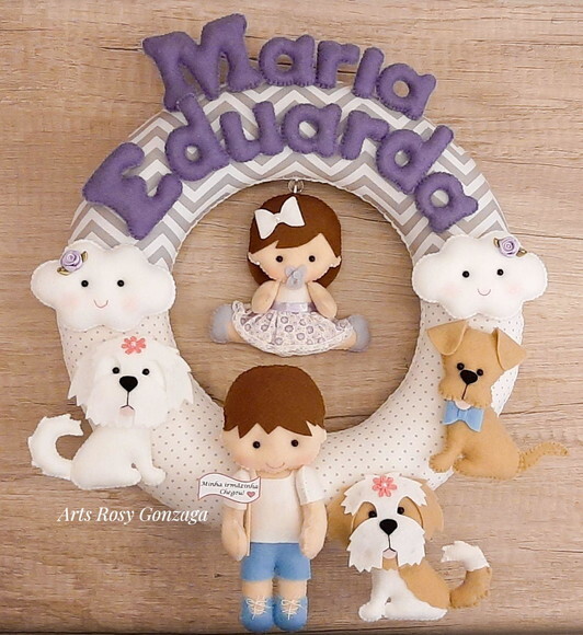 Guirlanda Porta Maternidade Irmãos e Cachorros em Feltro - Maria