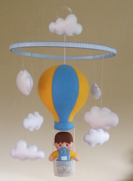 Móbile de Berço  Menino no Balão com Nuvens em Feltro