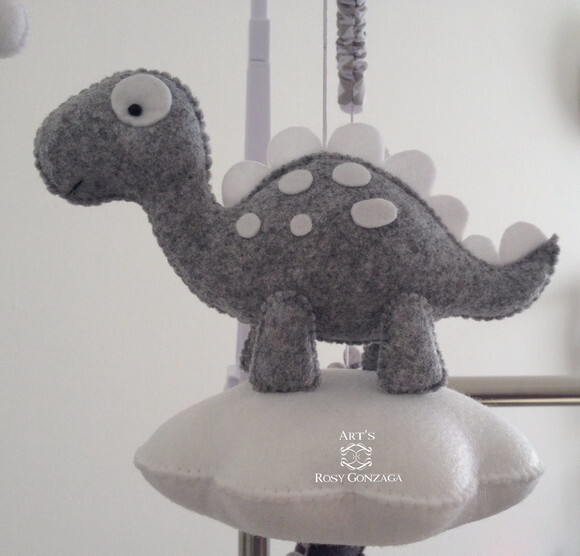 Móbile de Berço Musical Dinossauros em Feltro Tons de Cinza