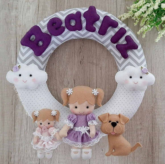 Guirlanda Porta Maternidade Meninas Irmãs com Cachorro em Feltro