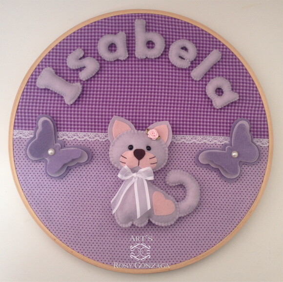 Quadro Bastidor Maternidade Gatinha e Borboletas em Feltro - Isab