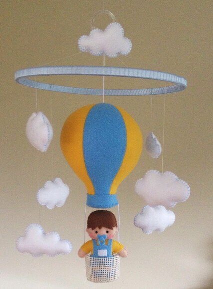 Móbile de Berço  Menino no Balão com Nuvens em Feltro