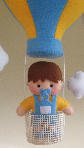 Móbile de Berço  Menino no Balão com Nuvens em Feltro