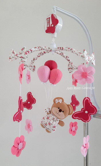 Móbile Musical de Berço Ursinha com Flores e Borboletas Tons de Rosa