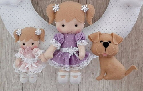 Guirlanda Porta Maternidade Meninas Irmãs com Cachorro em Feltro