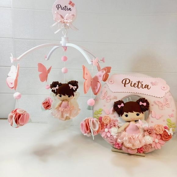 Kit Mobile de Berço e Porta Maternidade Boneca de Feltro