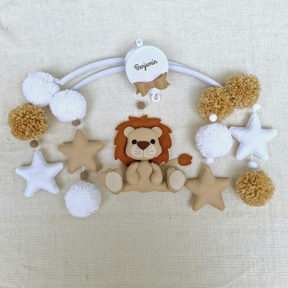 Mobile de Berço Leão - Pompons Branco e Bege