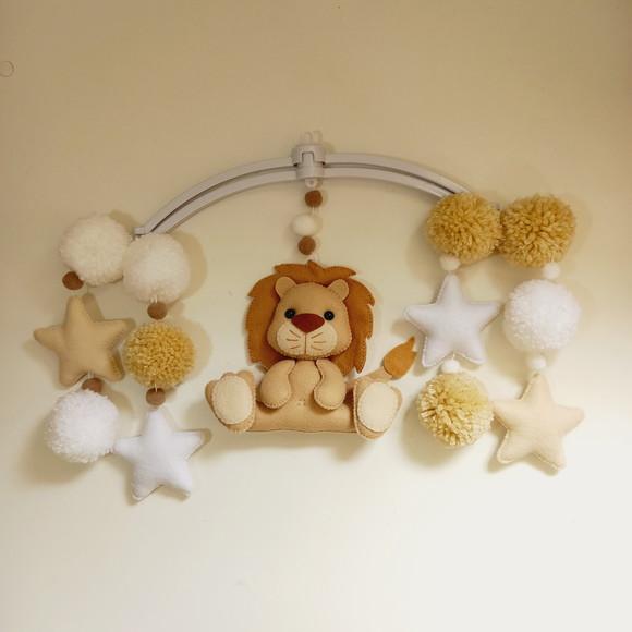 Mobile de Berço Leão - Pompons Branco e Bege