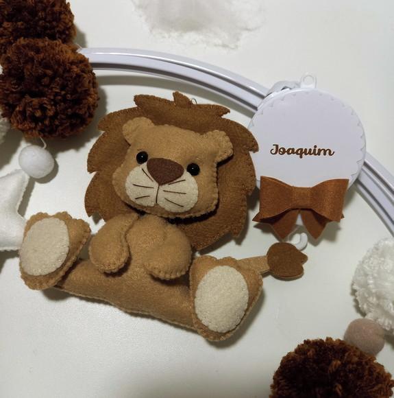 Mobile de Berço Leão - Pompons Branco e Caramelo