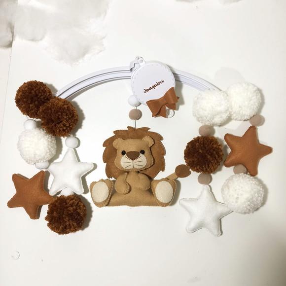 Mobile de Berço Leão - Pompons Branco e Caramelo
