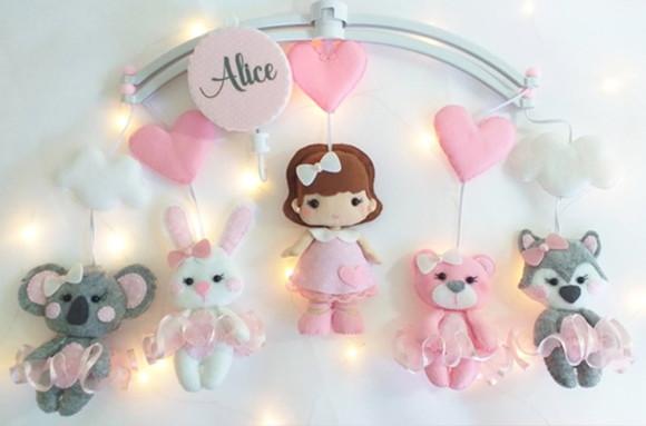 MOBILE DE BERÇO MENINA com BONECA E BICHINHOS