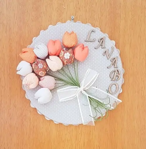 ENFEITE DE PORTA PARA LAVABO TULIPAS