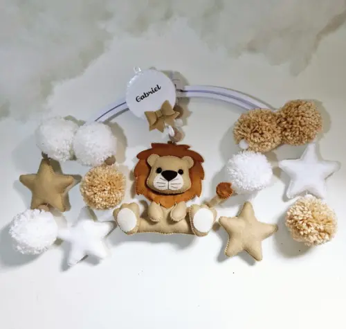 Mobile de Berço Leão - Pompons Branco e Bege