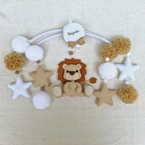 Mobile de Berço Leão - Pompons Branco e Bege