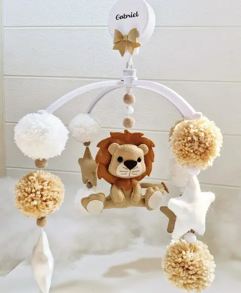 Mobile de Berço Leão - Pompons Branco e Bege