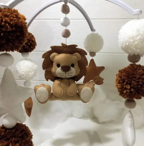 Mobile de Berço Leão - Pompons Branco e Caramelo