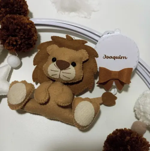 Mobile de Berço Leão - Pompons Branco e Caramelo