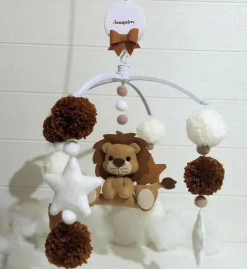 Mobile de Berço Leão - Pompons Branco e Caramelo