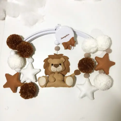 Mobile de Berço Leão - Pompons Branco e Caramelo