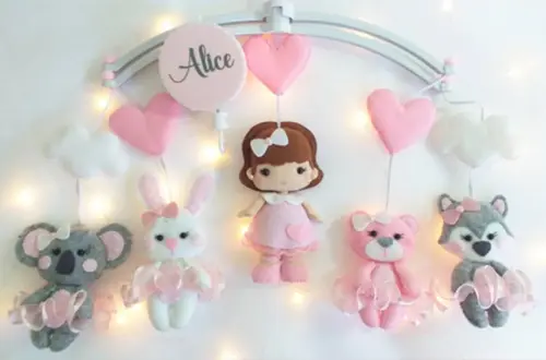 MOBILE DE BERÇO MENINA com BONECA E BICHINHOS