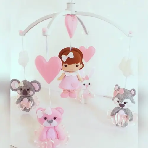 MOBILE DE BERÇO MENINA com BONECA E BICHINHOS
