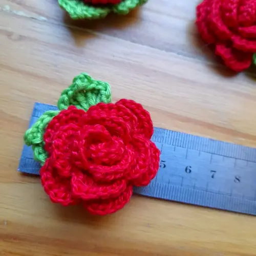 Rosinhas de crochê feitas à mão para aplicação - aplique com