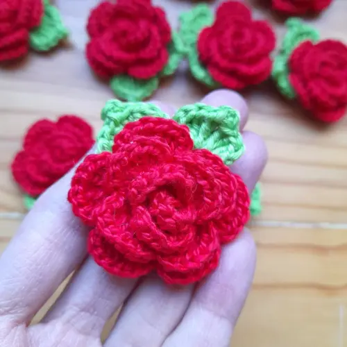 Rosinhas de crochê feitas à mão para aplicação - aplique com