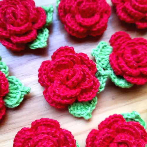Rosinhas de crochê feitas à mão para aplicação - aplique com