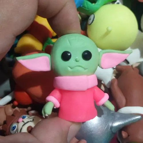 Baby Yoda Rosa (pequeno) de Biscuit